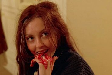 Une série «Ginger Snaps» en développement! 18 MV5BMDAwNGQ0MmItMmE5MC00MjRiLTg0ZTQtNDQwYThjOGVhZmQ3XkEyXkFqcGdeQXVyOTc5MDI5NjE@. V1 SX1777 CR001777999 AL