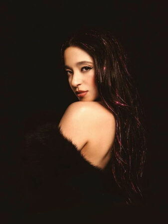 Un projet prometteur chez A24 : Mikey Madison pressentie pour le rôle principal dans « The Masque Of The Red Death » 13 avec le film anora tout le monde s interesse soudain aux paillettes pour les cheveux
