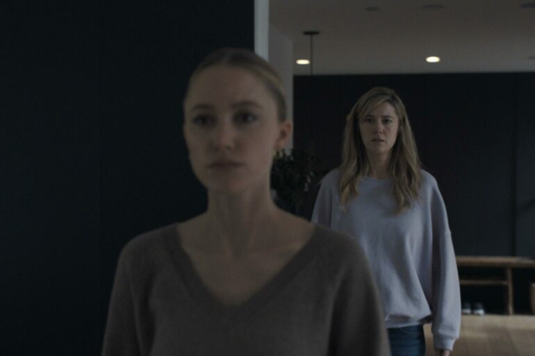 LA MAIN QUI BERCE LENFANT 1